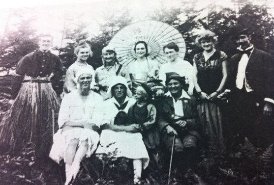 Back row from left: Rui Sherman, Maud Sherman, Nancy Hilliam, Frankie Keefer, Gertrude Keefer, Winnifred Shearman, Art ShearmanFront from left: Geoff Wootten, Phil Wootten, Ossie Wootten, Florence Connington. (1915) 
Source: Magnetic Isle

