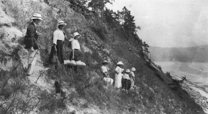 A picnic excursion down the sand cliffs at South Beach circa 1915.  The broom is in its infancy.
(Source: Spilsbury's Album by Jim Spilsbury, Harbour Publishing, 1990, www.harbourpublishing.com)
